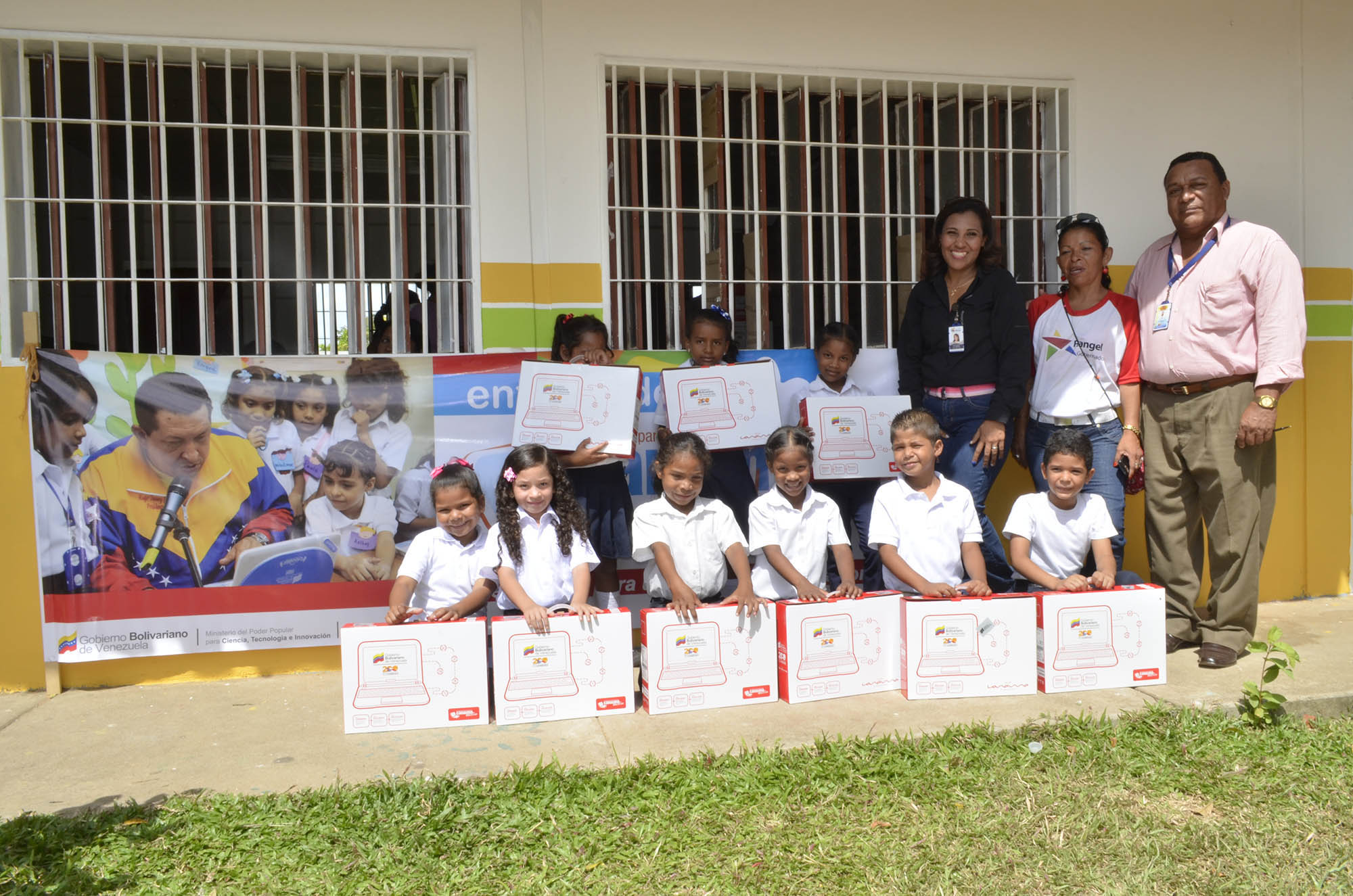Los niños y niñas de las escuelas municipales recibieron sus respectivas Canaimitas